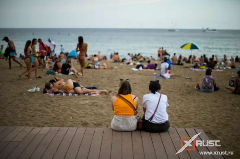 Женщина на пляже – Испания превратила купальник в исчадие ада